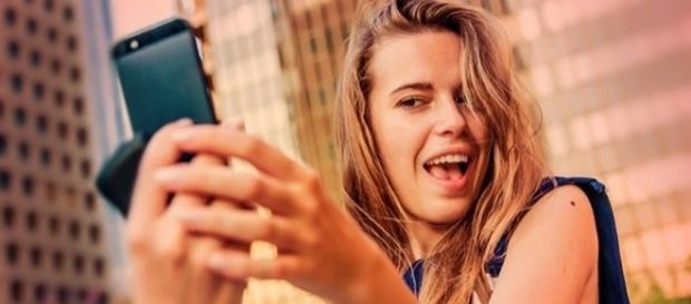 A pessoa que sofre de selficídio, está sempre em busca da selfie perfeita A pessoa que sofre de selficídio, está sempre em busca da selfie perfeita