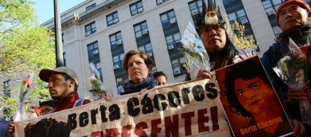 Manifestação por justiça à Berta Cárceres, em abril de 2016, em frente à OEA, nos EUA. (Foto: Flick) Manifestação por justiça à Berta Cárceres, em abril de 2016, em frente à OEA, nos EUA. (Foto: Flick)