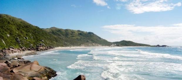 No Brasil existem 10 praias oficiais de nudismo No Brasil existem 10 praias oficiais de nudismo