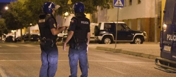 Os polícias encontram-se sempre na linha da frente no combate ao crime Os polícias encontram-se sempre na linha da frente no combate ao crime