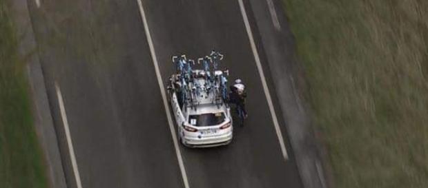 Romain Bardet attaccato all'ammiraglia Romain Bardet attaccato all'ammiraglia