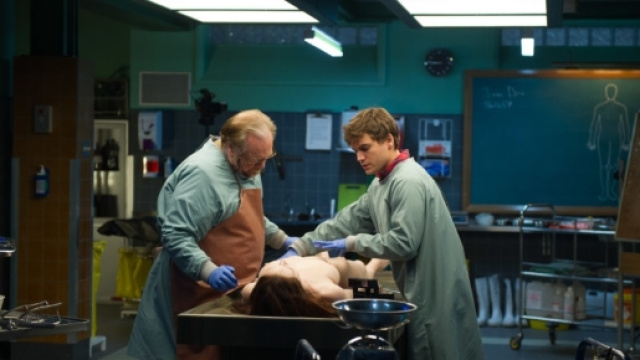 Brian Cox e Emile Hirsh in "Autopsy"
