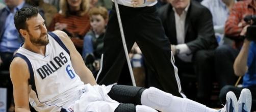 Andrew Bogut suffered a leg injury in his debut with the Cleveland Cavs on Monday night. [Image via Blasting News image library/inquisitr.com]