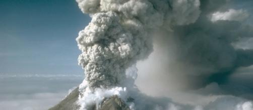 Augustine volcano blowing its top. M.E. Yount/USGS