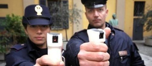 Spray al peperoncino usati dalla Polizia italiana.