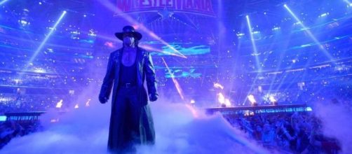 The Undertaker returned to the ring on "Monday Night Raw" for an encounter with Roman Reigns. [Image via Blasting News image library/inquisitr.com]