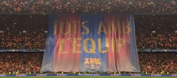 As duas equipes se posicionam para ouvir o Hino da Champions frente ao mosaico do Barcelona. As duas equipes se posicionam para ouvir o Hino da Champions frente ao mosaico do Barcelona.