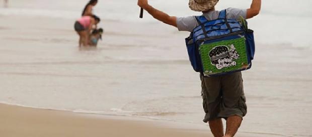 Mário Gomes vende hambúrguer na praia para sobreviver Mário Gomes vende hambúrguer na praia para sobreviver