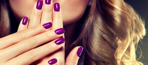 Conheça os mitos sobre os esmaltes escuros Conheça os mitos sobre os esmaltes escuros