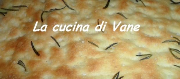 focaccia soffice al rosmarino - giallozafferano.it focaccia soffice al rosmarino - giallozafferano.it