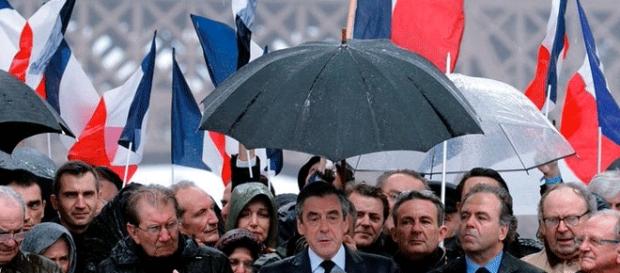 François FIllon bénéficie toujours du parapluie de la primaire de la droite et du centre, mais il continue à se trouer François FIllon bénéficie toujours du parapluie de la primaire de la droite et du centre, mais il continue à se trouer