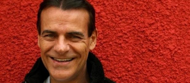 Gugu e Geraldo Luiz disputam presença do ator Gugu e Geraldo Luiz disputam presença do ator