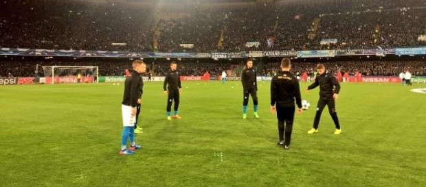 Jogadores do Napoli treinando antes do jogo Jogadores do Napoli treinando antes do jogo