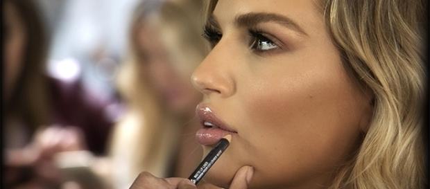 Michael Franco demonstrates his professional makeup techniques on a Scottsdale Fashion Week model. (Photo copyright 2017 Michael J Wells) Michael Franco demonstrates his professional makeup techniques on a Scottsdale Fashion Week model. (Photo copyright 2017 Michael J Wells)