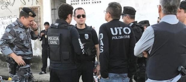 Polícia prende quatro acusados pelo espancamento e assassinato de travesti. Polícia prende quatro acusados pelo espancamento e assassinato de travesti.