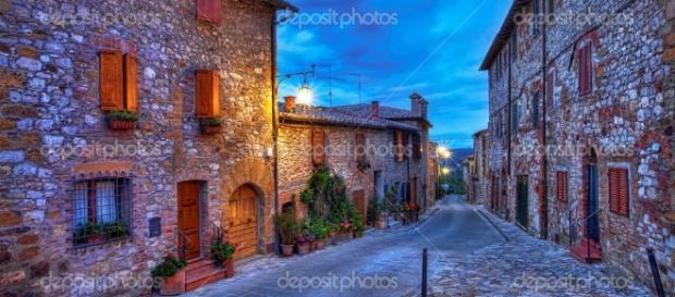 Schöne kleine Stadt in der Toskana, Italien — Stockfoto © eleaner ... - depositphotos.com Schöne kleine Stadt in der Toskana, Italien — Stockfoto © eleaner ... - depositphotos.com