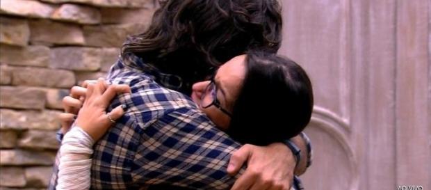 Sister chora ao saber que deixaria o programa. Era mentira. Sister chora ao saber que deixaria o programa. Era mentira.