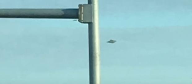 Testemunha revela ter fotografado ovni enquanto o carro estava parado no semáforo. Ele usou um IPhone para registrar a cena (MUFON) Testemunha revela ter fotografado ovni enquanto o carro estava parado no semáforo. Ele usou um IPhone para registrar a cena (MUFON)