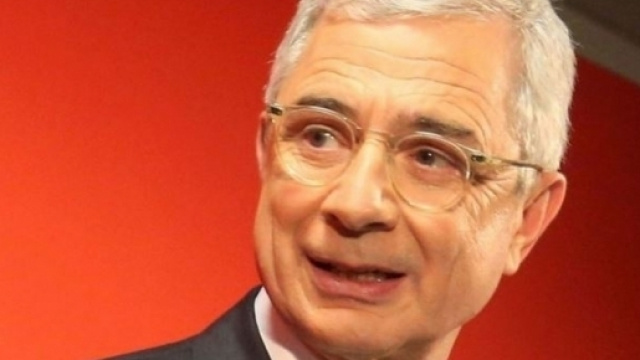 Claude Bartolone hésite entre Hamon et Macron