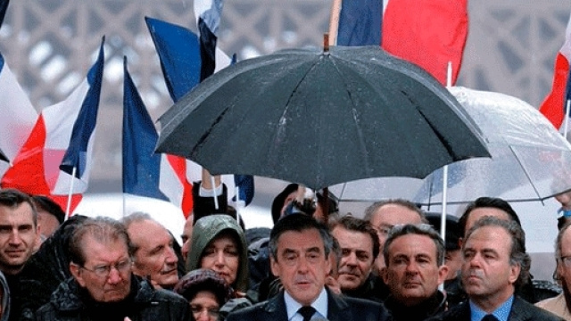 François FIllon bénéficie toujours du parapluie de la primaire de la droite et du centre, mais il continue à se trouer