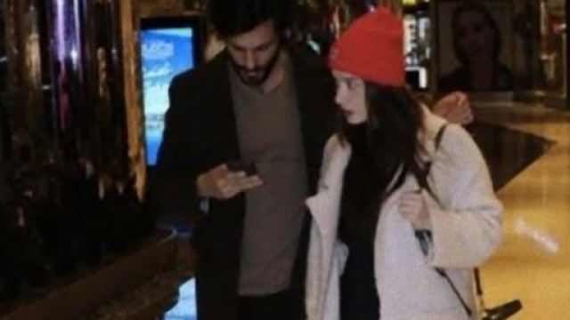 I fan di Serkan Cayoglu in trepida attesa.