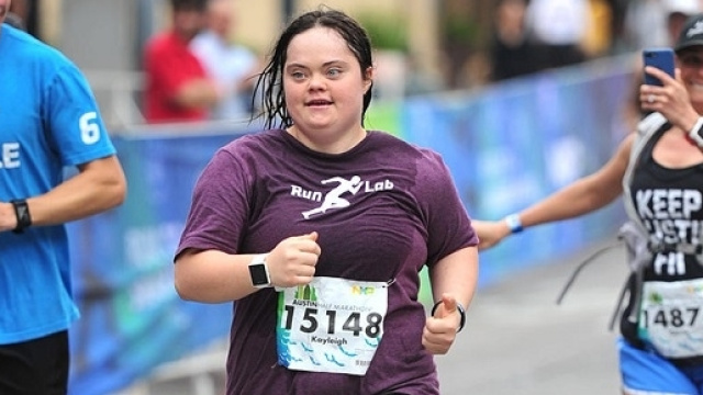 Kayleigh Williamson &egrave; la prima persona affetta da sindrome di Down ad aver completato la mezza maratona di Austin