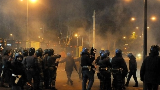 Scontri fuori dallo stadio tra la polizia e gli ultras