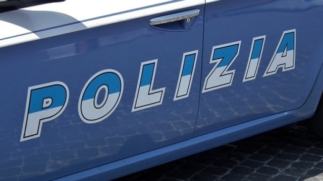 Vettura della Squadra Mobile impegnata nelle indagini.
