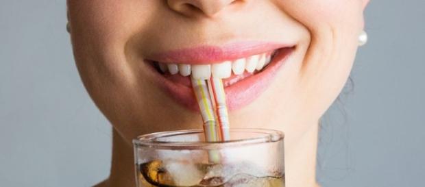 Coca Cola ed energy drink danneggiano i denti Coca Cola ed energy drink danneggiano i denti