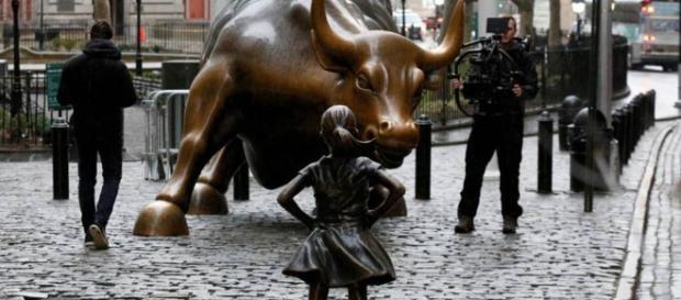 Sin miedo, una niña enfrenta al toro como símbolo de la fuerza, valentía y capacidad de las mujeres Sin miedo, una niña enfrenta al toro como símbolo de la fuerza, valentía y capacidad de las mujeres