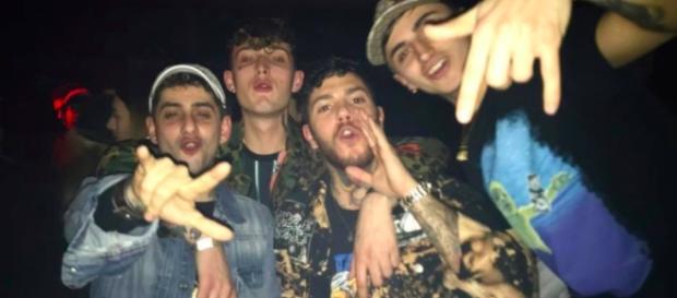 Emis Killa assieme alla Dark Polo Gang. Emis Killa assieme alla Dark Polo Gang.