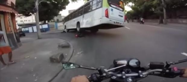 Motociclista escapa por milagre Motociclista escapa por milagre