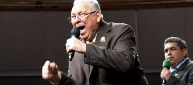 O pastor alega que estava pregando o Velho Testamento, mas o MP irá investigá-lo (Foto: Reprodução) O pastor alega que estava pregando o Velho Testamento, mas o MP irá investigá-lo (Foto: Reprodução)