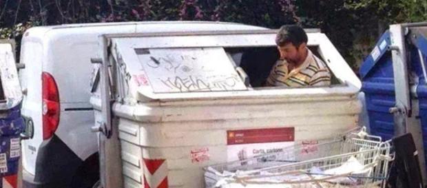 Roma, Raggi contro chi rovista nei cassonetti Roma, Raggi contro chi rovista nei cassonetti