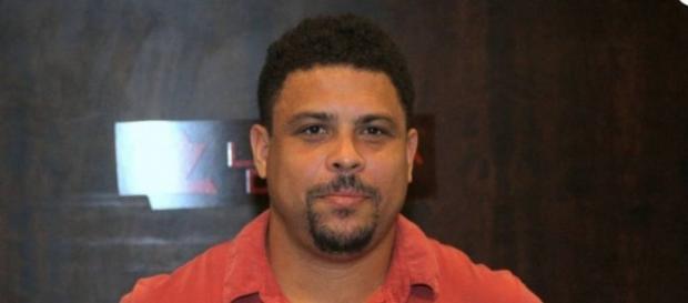 Ronaldo fenômeno, ou R9, teve água e gás cortados em casa por falta de pagamento. Ronaldo fenômeno, ou R9, teve água e gás cortados em casa por falta de pagamento.