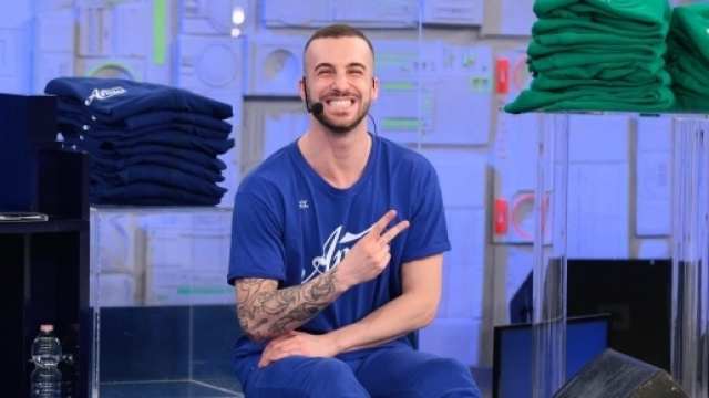 Anticipazioni Amici 16: Andreas Muller accede al serale nella 'squadra blu' di Elisa.