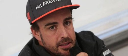 Fernando Alonso respondiendo a la prensa