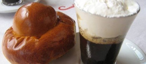 Granita di caffè siciliana con la brioches cu u tuppu.