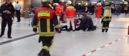 Immagine dell' attentato alla stazione di Dusserldorf. Immagien tratta da www.bild.de