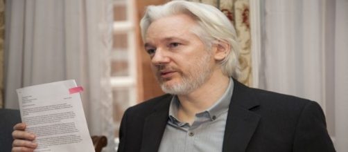 Julian Assange rivela metodi Cia per spiare il mondo da TV e cellulari