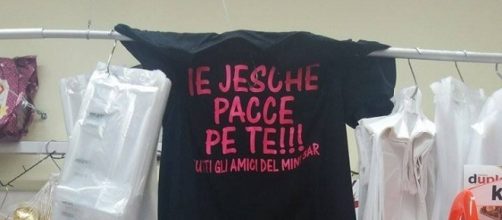 La maglietta simbolo dell'iniziativa ie jesche pacce pe te