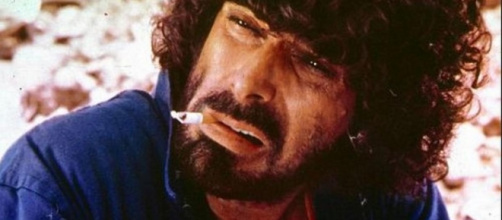 L'attore Tomas Milian nel ruolo di Er Monnezza