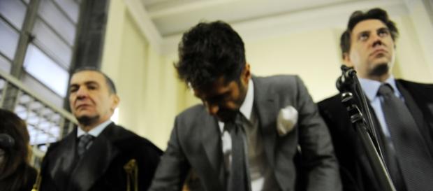 Fabrizio Corona arrabbiato in aula: poliziotto insultato Fabrizio Corona arrabbiato in aula: poliziotto insultato