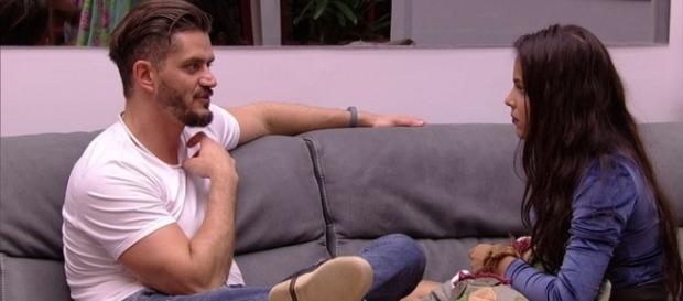 Casal tem brigado regularmente dentro da casa Casal tem brigado regularmente dentro da casa