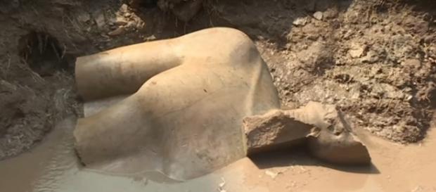 Parte da estátua colossal de Ramsés II, encontrada no Cairo. Reprodução: Youtube. Parte da estátua colossal de Ramsés II, encontrada no Cairo. Reprodução: Youtube.