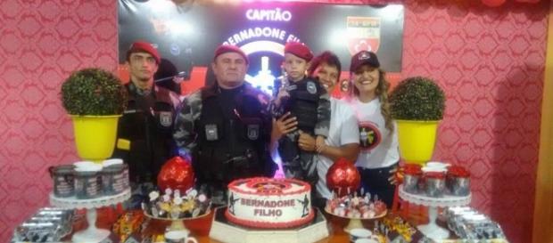 Pedro Bernadone Filho ficou muito feliz com a presença dos policiais do BOPE em sua festinha Pedro Bernadone Filho ficou muito feliz com a presença dos policiais do BOPE em sua festinha