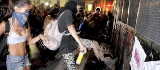 Protestantes tumbado el vallado de la catedral Protestantes tumbado el vallado de la catedral