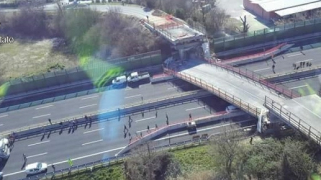 Crolla cavalcavia in autostrada: muoiono marito e moglie