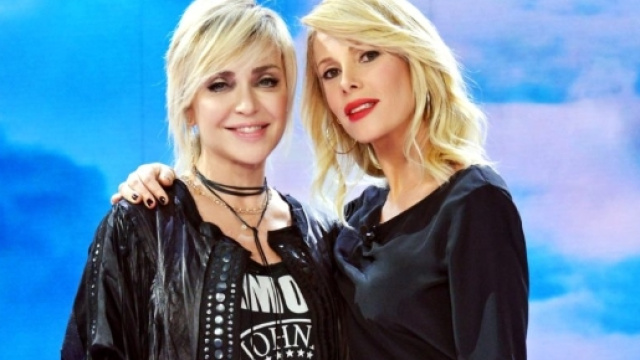 Isola dei Famosi: Paola Barale mette il turbo a Raz Degan