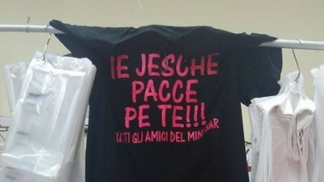 La maglietta simbolo dell'iniziativa ie jesche pacce pe te